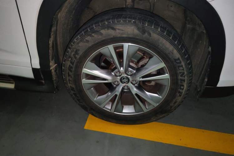 Used Toyota Highlander 2017 2.0T Two-Wheel Drive Elite Version 7 Seats Right Front Wheel Hub