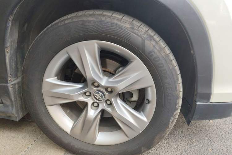 Used Toyota Highlander 2017 2.0T Four-Wheel Drive Luxury Navigation Version 7 Seats Right Front Wheel Hub