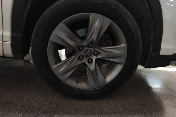 Used Toyota Highlander 2017 2.0T Four-Wheel Drive Luxury Edition 7 Seats Right Front Wheel Hub