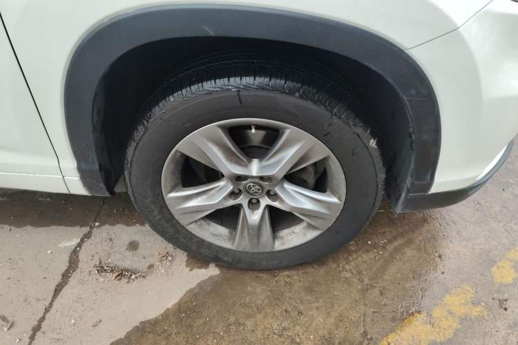Used Toyota Highlander 2017 2.0T Two-Wheel Drive Luxury Edition 7 Seats Right Front Wheel Hub