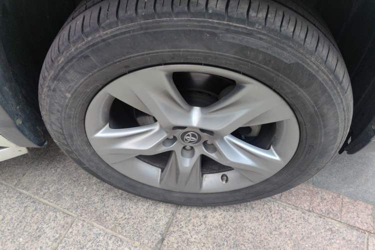 Used Toyota Highlander 2017 2.0T Four-Wheel Drive Luxury Navigation Version 7 Seats Right Front Wheel Hub