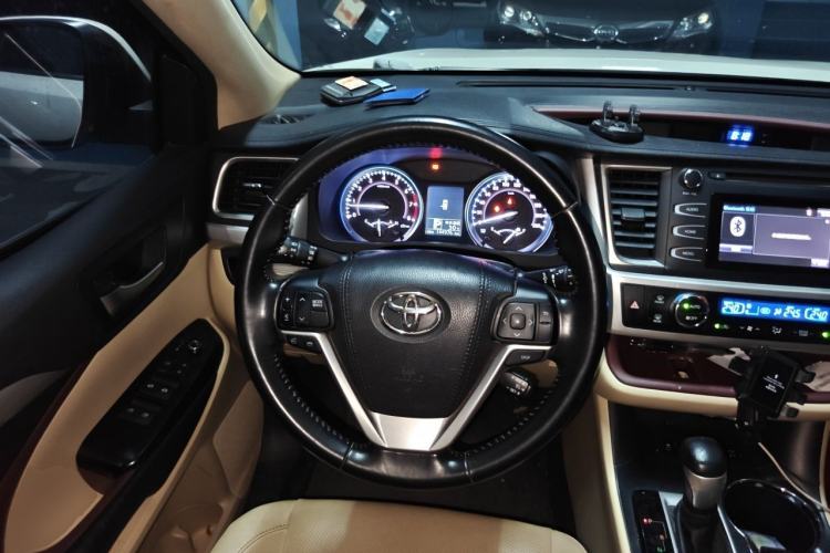 Used Toyota Highlander 2017 3.5L 4x4 Luxury Edition 7-seater Steering Wheel