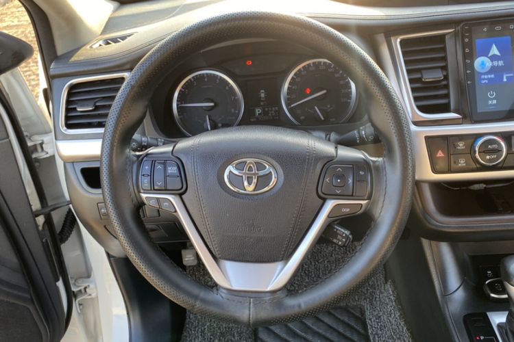 Used Toyota Highlander 2017 2.0T Two-Wheel Drive Luxury Edition 7 Seats Steering Wheel