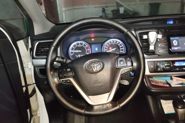 Used Toyota Highlander 2017 2.0T Four-Wheel Drive Luxury Edition 7 Seats Steering Wheel
