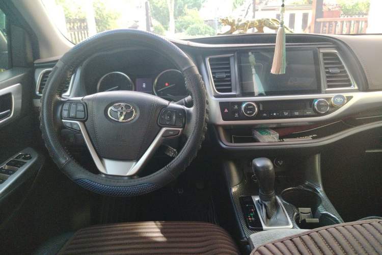 Used Toyota Highlander 2017 2.0T Two-Wheel Drive Luxury Edition 7 Seats Steering Wheel