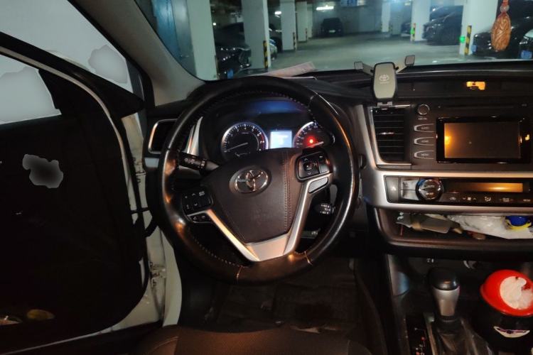 Used Toyota Highlander 2017 2.0T Two-Wheel Drive Luxury Edition 7 Seats Steering Wheel