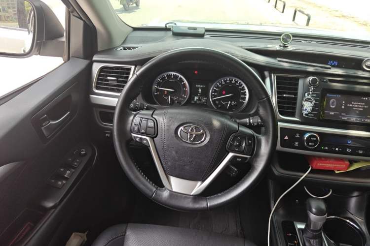 Used Toyota Highlander 2017 2.0T Four-Wheel Drive Luxury Edition 7 Seats Steering Wheel
