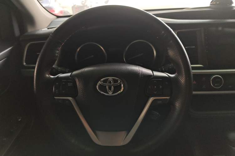Used Toyota Highlander 2017 2.0T Two-Wheel Drive Luxury Edition 7 Seats Steering Wheel