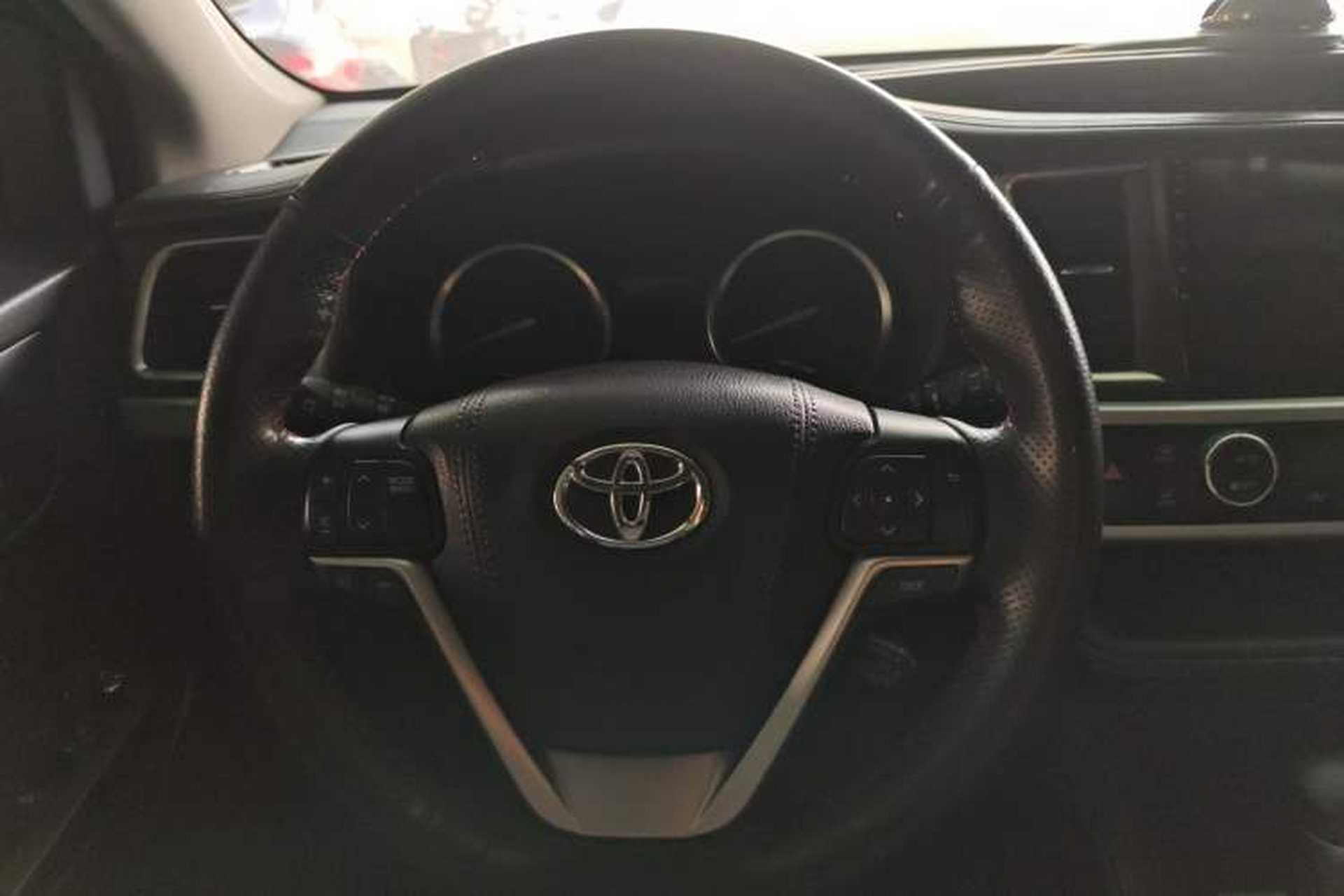 Used Toyota Highlander 2017 2.0T Two-Wheel Drive Luxury Edition 7 Seats Steering Wheel