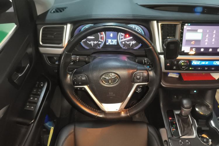 Used Toyota Highlander 2017 2.0T Two-Wheel Drive Luxury Edition 7 Seats Steering Wheel