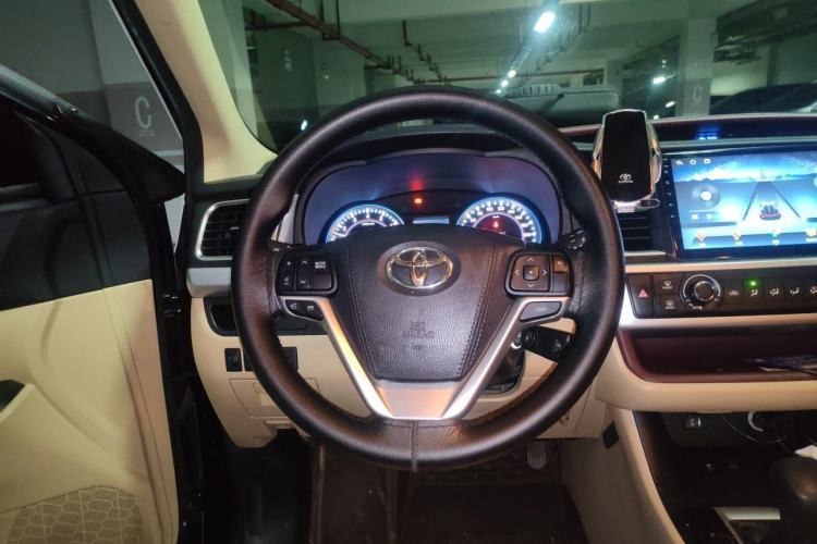 Used Toyota Highlander 2017 2.0T Two-Wheel Drive Elite Version 7 Seats Steering Wheel