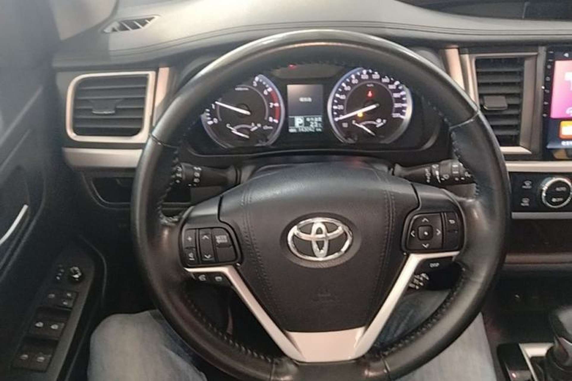 Used Toyota Highlander 2017 2.0T Two-Wheel Drive Luxury Edition 7 Seats Steering Wheel