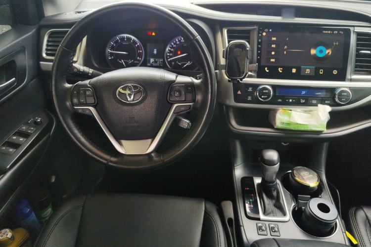 Used Toyota Highlander 2017 2.0T Two-Wheel Drive Luxury Edition 7 Seats Steering Wheel