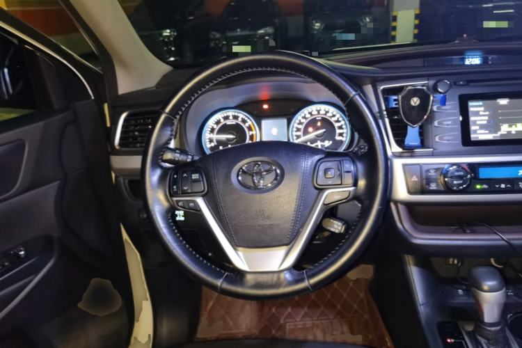 Used Toyota Highlander 2017 2.0T Four-Wheel Drive Luxury Edition 7 Seats Steering Wheel