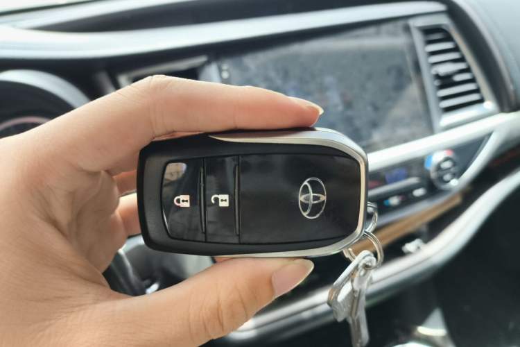 Used Toyota Highlander 2017 2.0T Four-Wheel Drive Luxury Edition 7 Seats Vehicle Key
