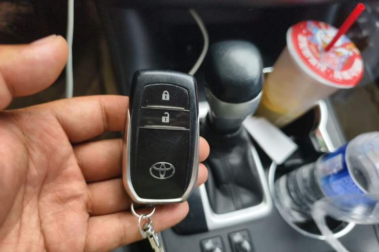 Used Toyota Highlander 2017 2.0T Four-Wheel Drive Luxury Edition 7 Seats Vehicle Key