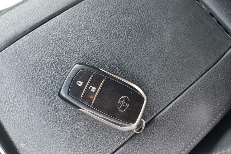 Used Toyota Highlander 2017 2.0T Two-Wheel Drive Luxury Edition 7 Seats Vehicle Key