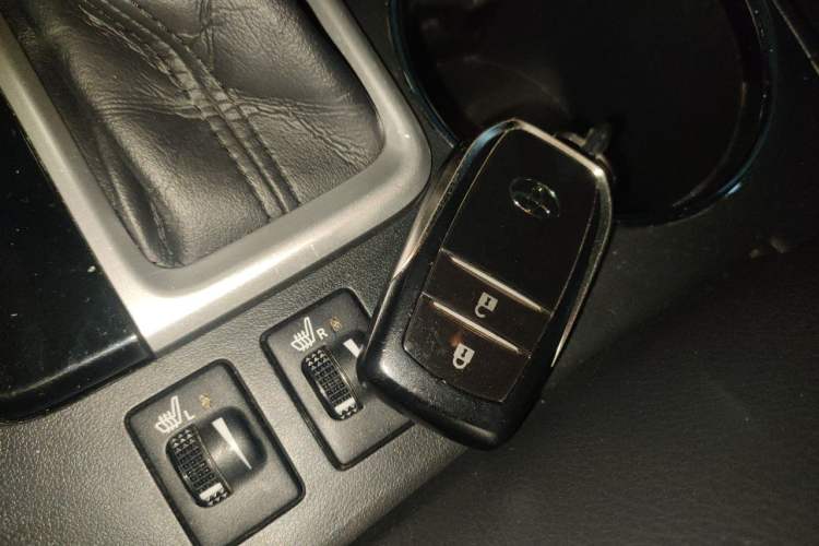 Used Toyota Highlander 2017 2.0T Four-Wheel Drive Luxury Edition 7 Seats Vehicle Key