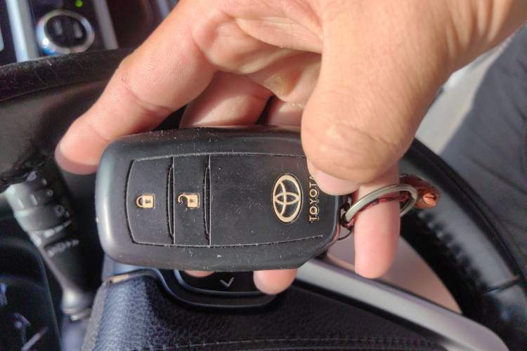 Used Toyota Highlander 2017 2.0T Four-Wheel Drive Luxury Navigation Version 7 Seats Vehicle Key