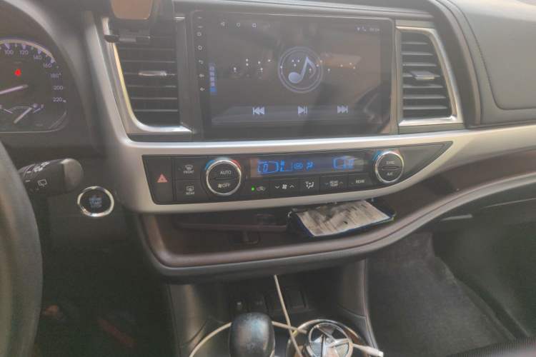 Used Toyota Highlander 2018 2.0T Two-Wheel Drive Luxury Edition 7 Seats China VI Standard Audio And AC Panel