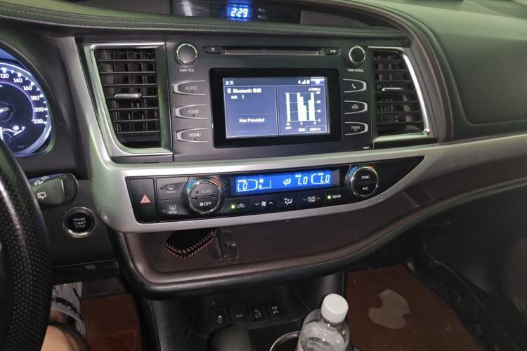 Used Toyota Highlander 2018 2.0T Four-Wheel Drive Luxury Version 7 Seats China VI Standard Audio And AC Panel