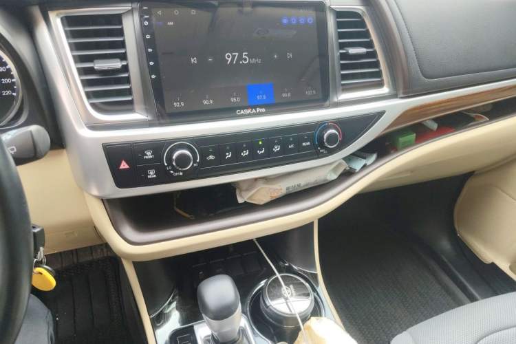 Used Toyota Highlander 2018 2.0T Two-Wheel Drive Elite Version 5 Seats China VI Standard Audio And AC Panel