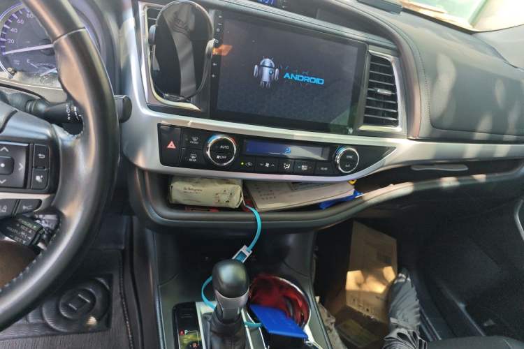 Used Toyota Highlander 2018 2.0T Four-Wheel Drive Luxury Edition 7 Seats China V Emission Standard Audio And AC Panel