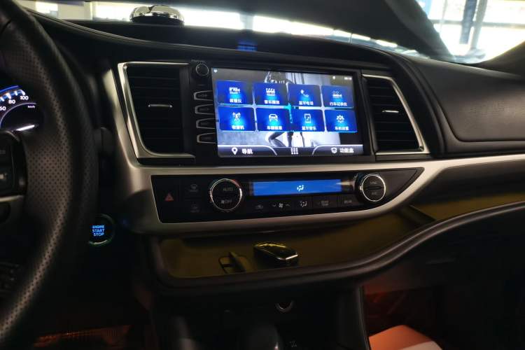 Used Toyota Highlander 2018 2.0T Four-Wheel Drive Knight Edition 7 Seats China VI Standard Audio And AC Panel