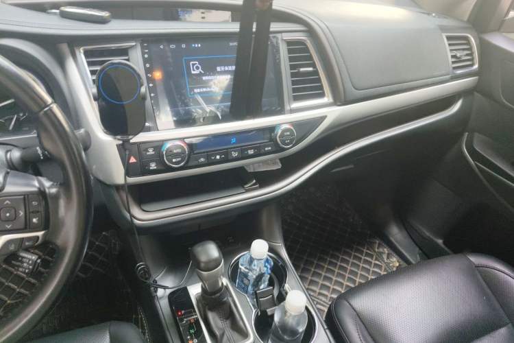 Used Toyota Highlander 2018 2.0T Four-Wheel Drive Luxury Edition 7 Seats China V Emission Standard Audio And AC Panel