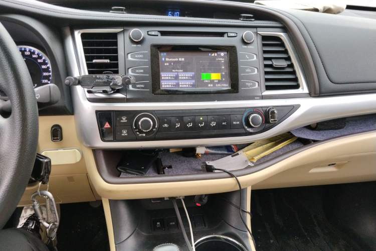 Used Toyota Highlander 2018 2.0T Two-Wheel Drive Elite Version 5 Seats China VI Standard Audio And AC Panel