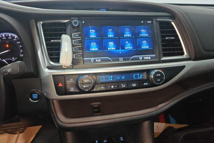 Used Toyota Highlander 2018 2.0T Four-Wheel Drive Luxury Version 7 Seats China VI Standard Audio And AC Panel