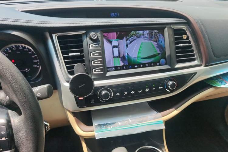 Used Toyota Highlander 2018 2.0T Two-Wheel Drive Elite Version 5 Seats China VI Standard Audio And AC Panel