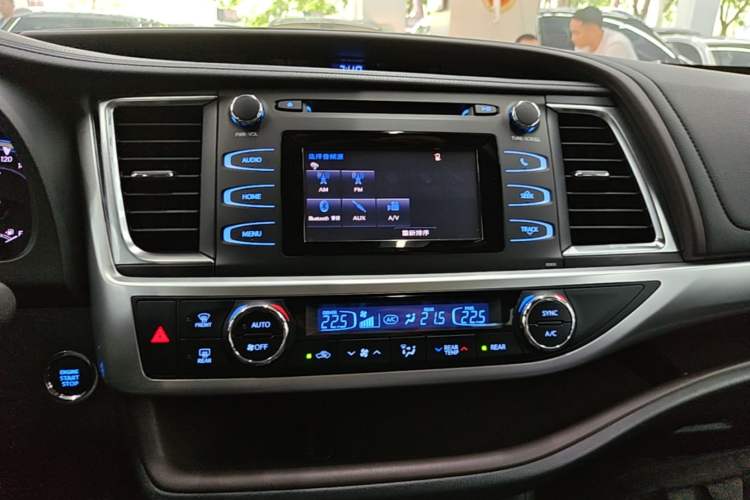 Used Toyota Highlander 2018 2.0T Four-Wheel Drive Luxury Version 7 Seats China VI Standard Audio And AC Panel