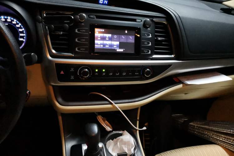 Used Toyota Highlander 2018 2.0T Two-Wheel Drive Elite Edition 7 Seats Emission Standard China V Audio And AC Panel