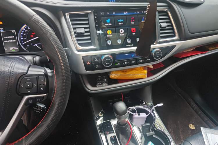 Used Toyota Highlander 2018 2.0T Four-Wheel Drive Luxury Edition 7 Seats China V Emission Standard Audio And AC Panel