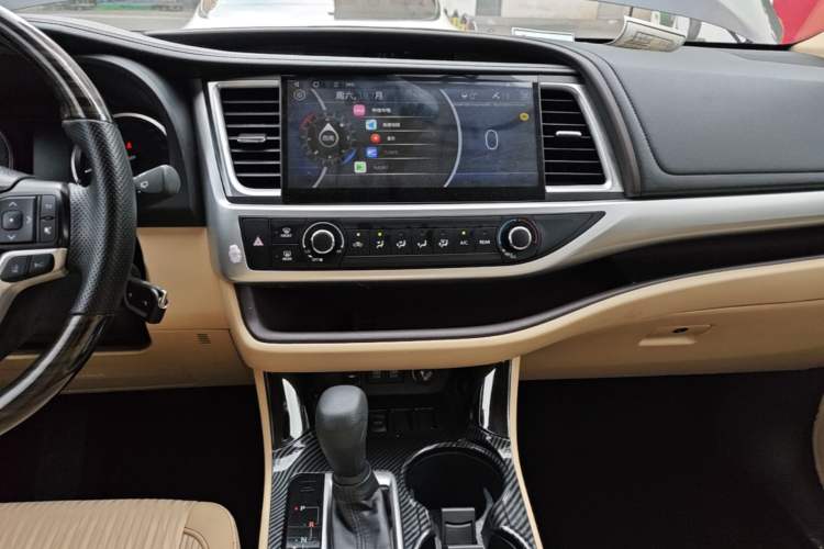 Used Toyota Highlander 2018 2.0T Two-Wheel Drive Elite Version 5 Seats China VI Standard Audio And AC Panel