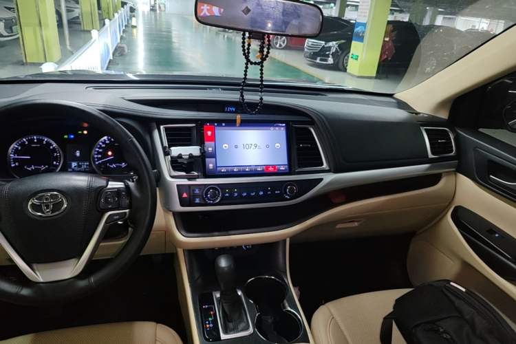 Used Toyota Highlander 2018 2.0T Two-Wheel Drive Elite Version 5 Seats China VI Standard Audio And AC Panel