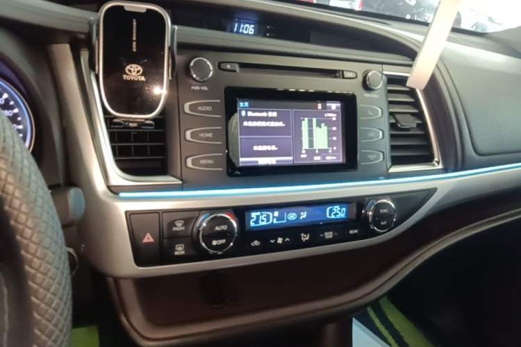 Used Toyota Highlander 2018 2.0T Four-Wheel Drive Luxury Version 7 Seats China VI Standard Audio And AC Panel