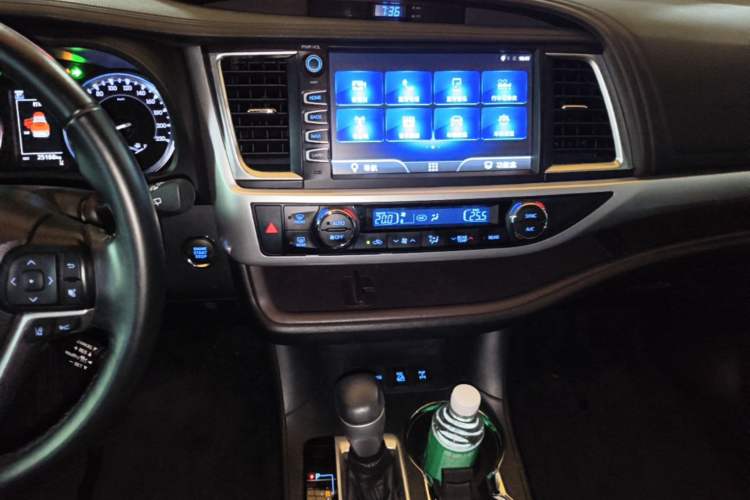 Used Toyota Highlander 2018 2.0T Four-Wheel Drive Luxury Version 7 Seats China VI Standard Audio And AC Panel