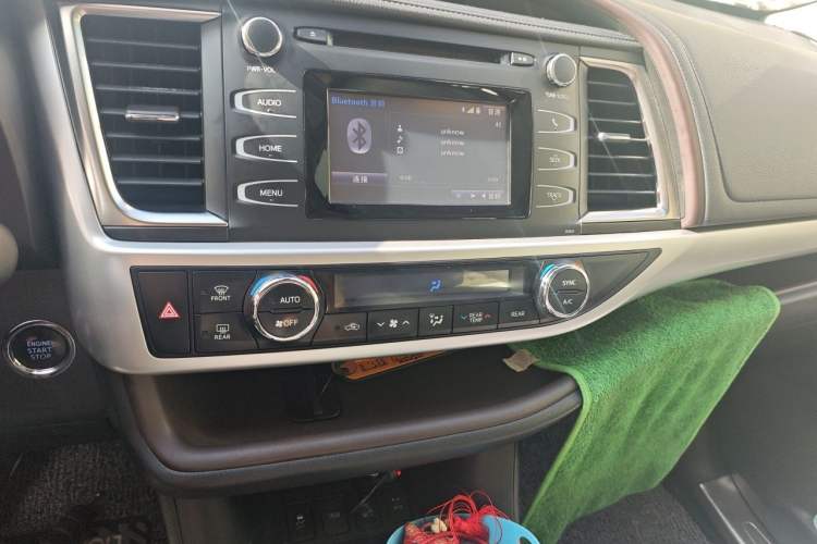 Used Toyota Highlander 2018 2.0T Four-Wheel Drive Luxury Edition 7 Seats China V Emission Standard Audio And AC Panel