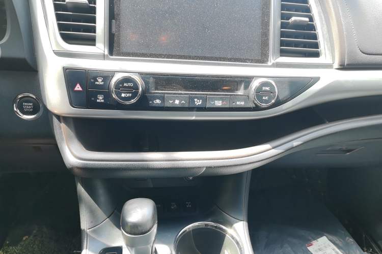 Used Toyota Highlander 2018 2.0T Four-Wheel Drive Prestige Version 7 Seats China VI Standard Audio And AC Panel