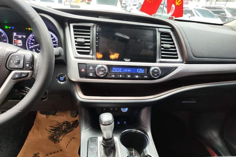 Used Toyota Highlander 2018 2.0T Four-Wheel Drive Luxury Edition 7 Seats China V Emission Standard Audio And AC Panel