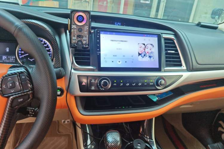 Used Toyota Highlander 2018 2.0T Four-Wheel Drive Elite Edition 7 Seats China V Standard Audio And AC Panel
