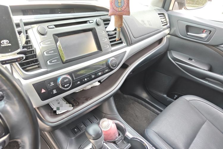 Used Toyota Highlander 2018 2.0T Two-Wheel Drive Luxury Edition 7 Seats China VI Standard Audio And AC Panel