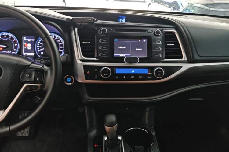 Used Toyota Highlander 2018 2.0T Four-Wheel Drive Knight Edition 7 Seats China VI Standard Audio And AC Panel