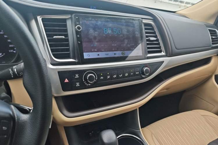 Used Toyota Highlander 2018 2.0T Two-Wheel Drive Elite Version 5 Seats China VI Standard Audio And AC Panel