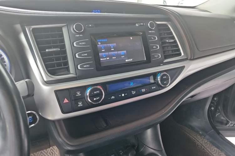 Used Toyota Highlander 2018 2.0T Four-Wheel Drive Luxury Version 7 Seats China VI Standard Audio And AC Panel