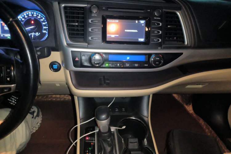 Used Toyota Highlander 2018 2.0T Four-Wheel Drive Luxury Edition 7 Seats China V Emission Standard Audio And AC Panel