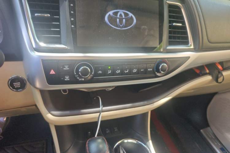 Used Toyota Highlander 2018 2.0T Four-Wheel Drive Elite Edition 7 Seats China VI Standard Audio And AC Panel