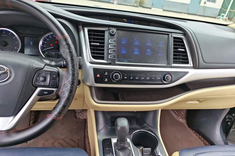 Used Toyota Highlander 2018 2.0T Two-Wheel Drive Elite Version 5 Seats China VI Standard Audio And AC Panel